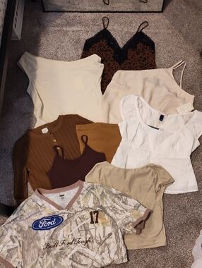 16 Women Tops Lot
